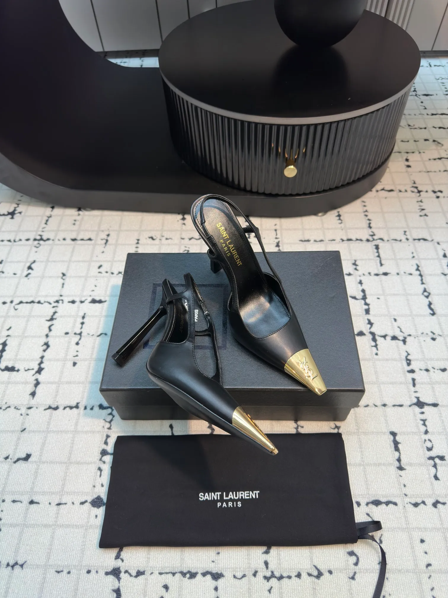 👟👟Ex-factory price 560👟👟 laurent 2025 spring and summer new YSL small gold-toed high heels, very stable on the foot, super heeling, feel free to buy! The heel is custom-made from a new mold. It is an exclusive heel. The height is the same as the original one to distinguish various incorrect versions! High-end sexy, ysl still understands women best❤️ Upper: Silk Lining: Sheepskin Sole: Italian genuine leather outsole Size: 35/40 (40 is custom-made and cannot be returned or exchanged)